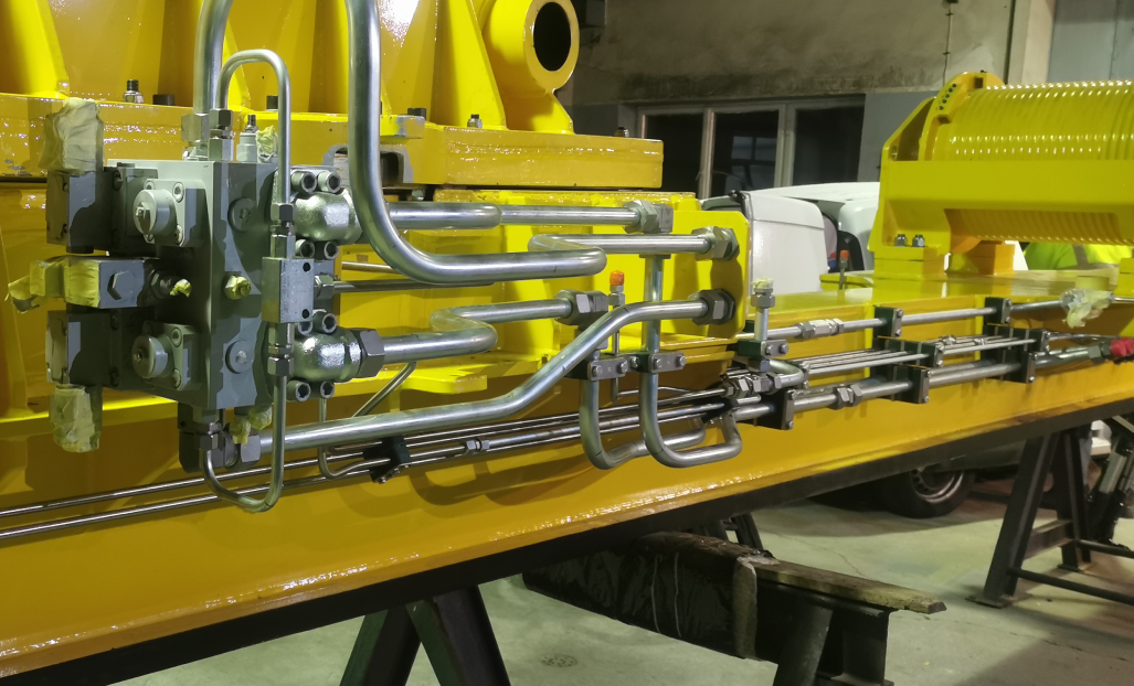 Vibratory hammer hydraulic installation